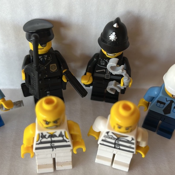 Policeman and woman with criminals Lego Set - Picture 4 of 4
